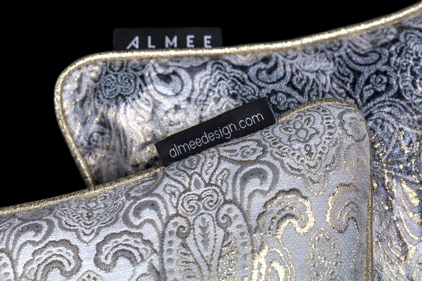 Scarlet Whisper exclusieve kussen