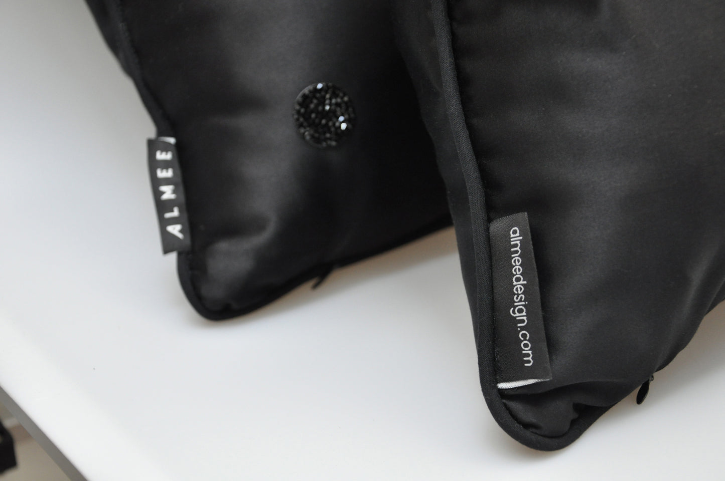 Noir Etoiles satijn sierkussen zwart met kristallen