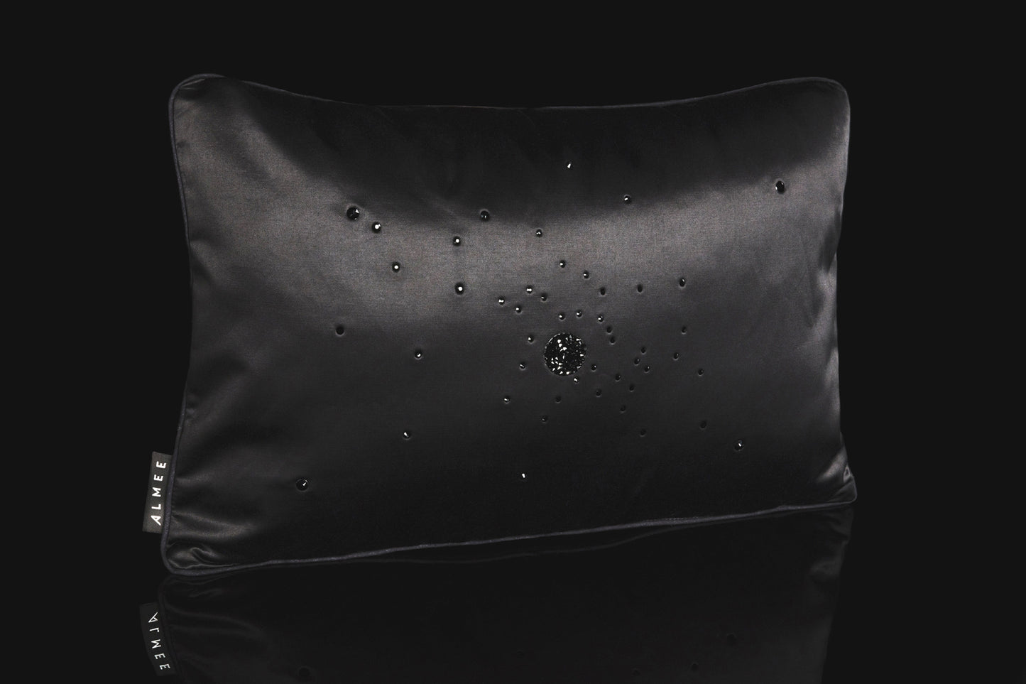 Noir Elegance satijn sierkussen met kristallen