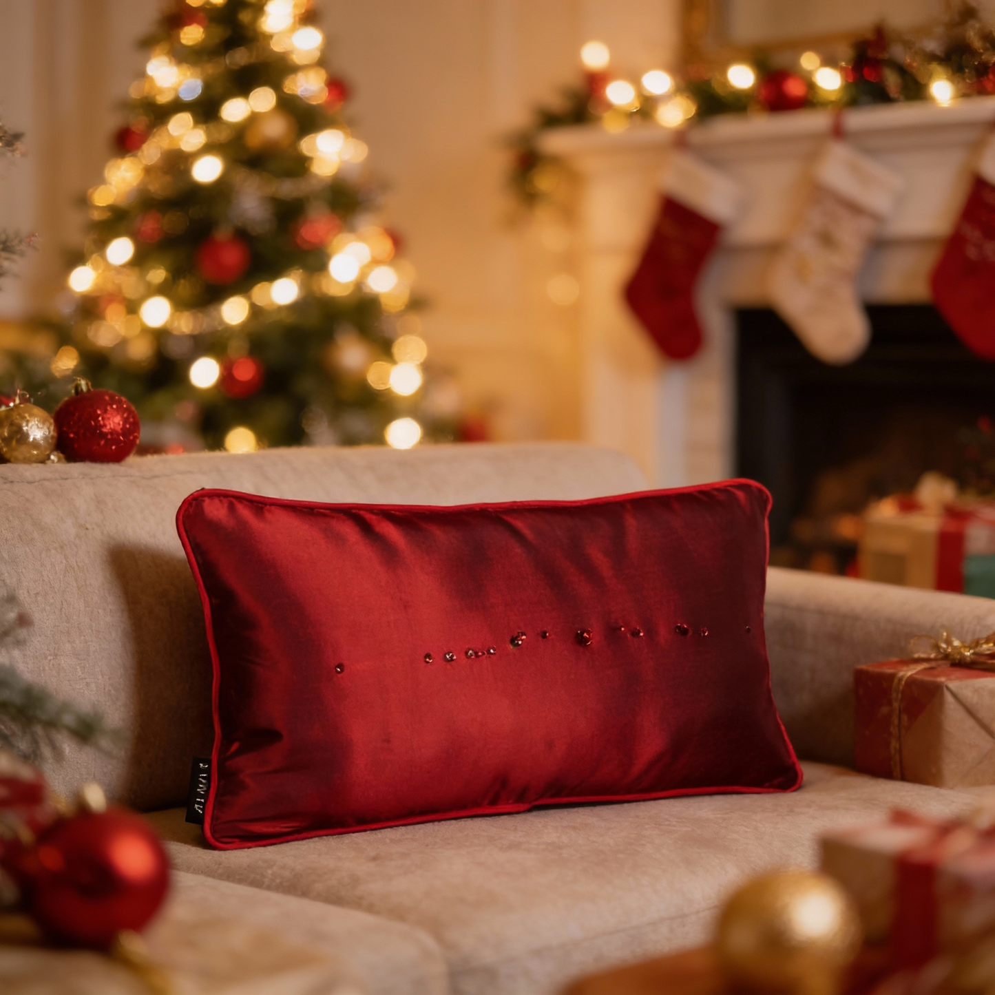 Rouge Elegance zijde  kussen met kristallen